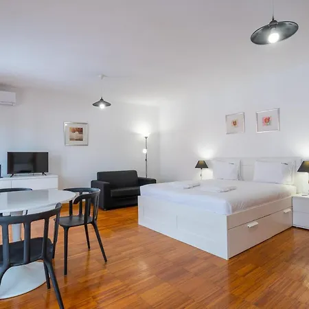 Flh With Balcony Apartment *